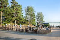 First Camp Kolmården - Spielplatz für Kinder mit Blick auf Meer auf dem Campingplatz