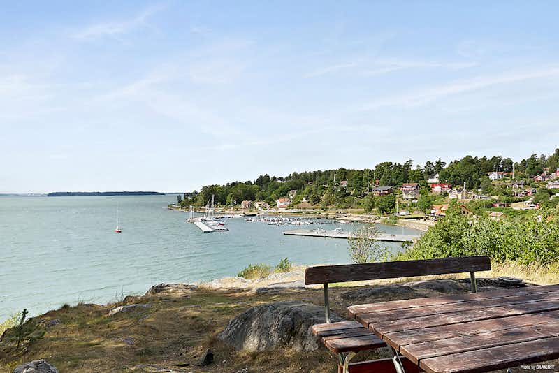 First Camp Kolmården - Bank mit Blick auf das Meer