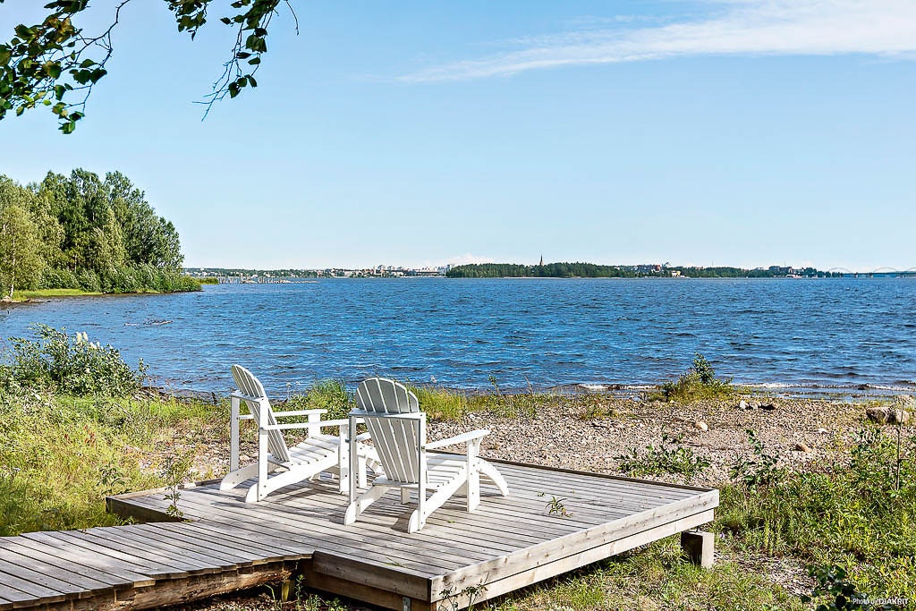 First Camp Arcus-Luleå - Sonnenliegen am Wasser