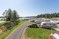 First Camp Luleå - Gelände vom Campingplatz mit Wohnwagenstellplätzen und Zeltplätzen mit Blick auf Wasser