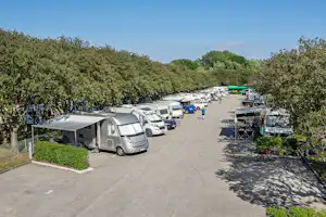 First Camp Malmö - Blick auf Wohnwagenstellplätze im Schatten der Bäume auf dem Campingplatz