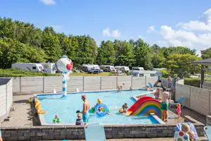 First Camp Mölle - Kleiner Planschbecken mit Wasserrutsche für Kinder auf dem Campingplatz