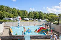 First Camp Mölle - Kleiner Planschbecken mit Wasserrutsche für Kinder auf dem Campingplatz