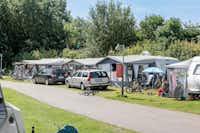 First Camp Mölle - Zeltplatz und Wohnwagenstellplatz auf grüner Wiese auf dem Campingplatz