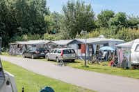 First Camp Mölle - Zeltplatz und Wohnwagenstellplatz auf grüner Wiese auf dem Campingplatz