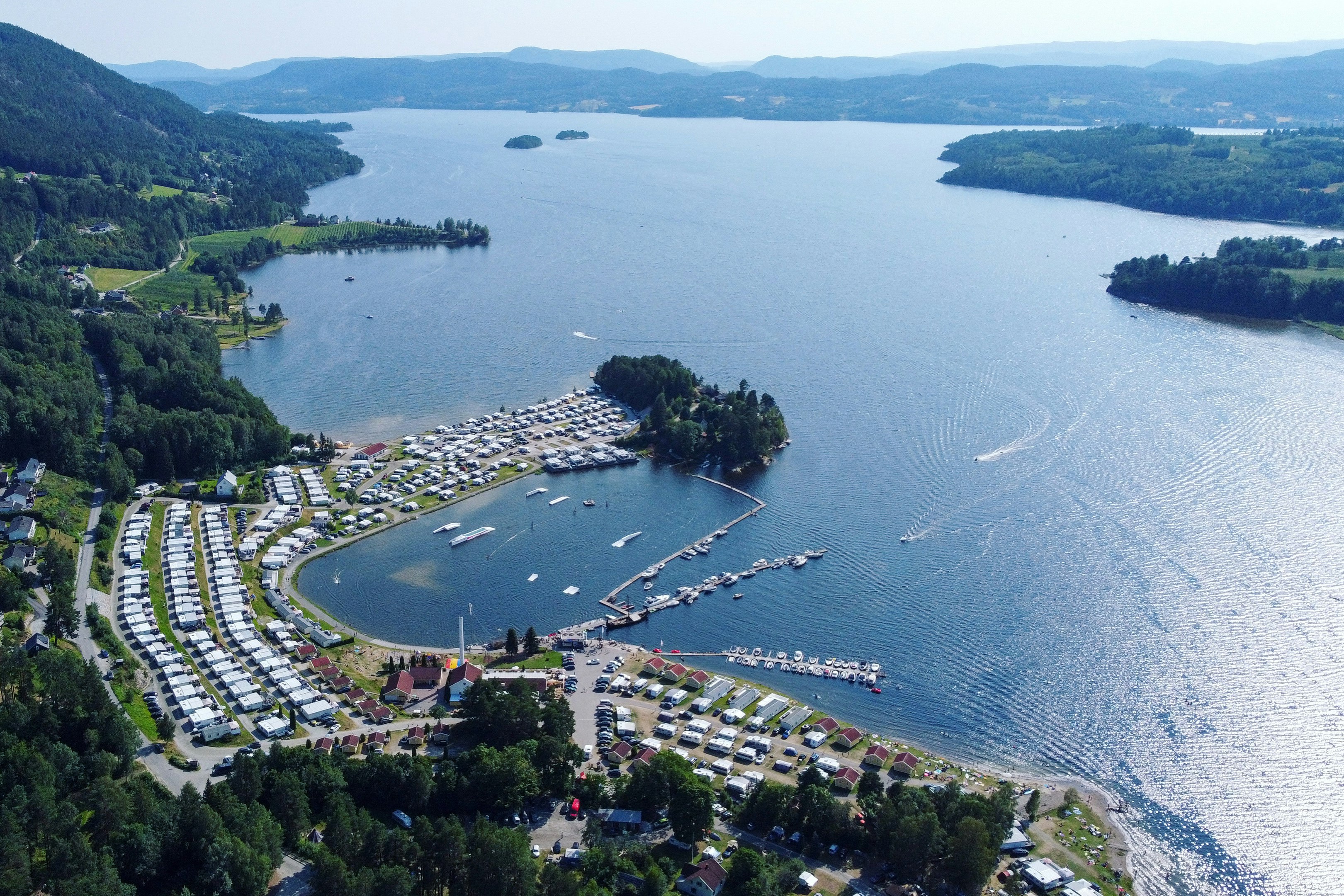 First Camp Norsjø - Telemark  - Luftaufnahme des Campingplatzes am Wasser