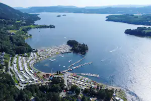 First Camp Norsjø - Telemark - Luftaufnahme des Campingplatzes am Wasser