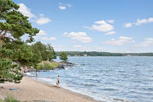First Camp Skutberget-Karlstad - Direkter Zugang zum Badestrand am Meer auf dem Campingplatz