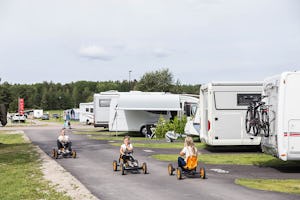First Camp Skutberget-Karlstad - Kinder fahren Kinderautos auf dem Gelände vom Campingplatz