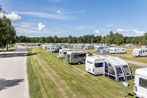 First Camp Skutberget-Karlstad - Wohnwagenstellplätze im Grünen auf dem Campingplatz