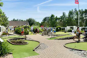 First Camp Tylösand - Überblick auf Spielplatz für Minigolf auf dem Campingplatz