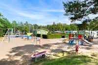 First Camp Tylösand - Blick auf den Spielplatz für Kinder in der Nähe vom Wohnwagenstellplatz auf dem Campingplatz