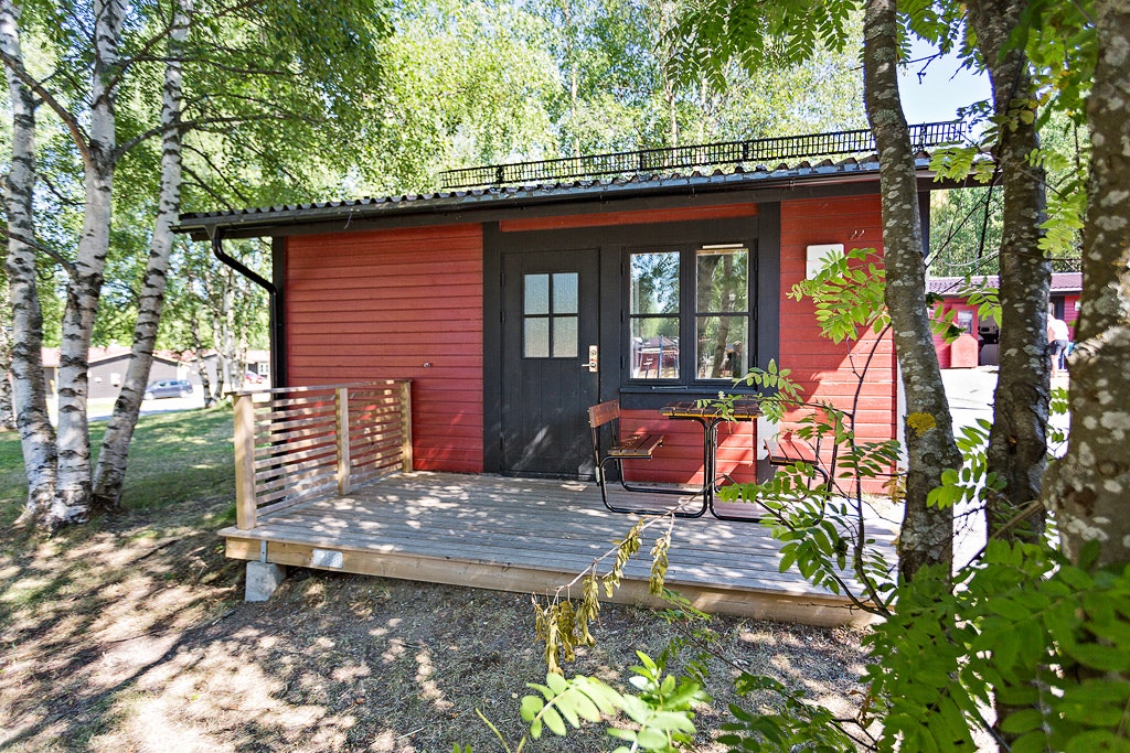 First Camp Nydala-Umeå - Blick auf ein Mobilheim mit Terrasse
