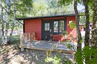 First Camp Nydala-Umeå - Blick auf ein Mobilheim mit Terrasse