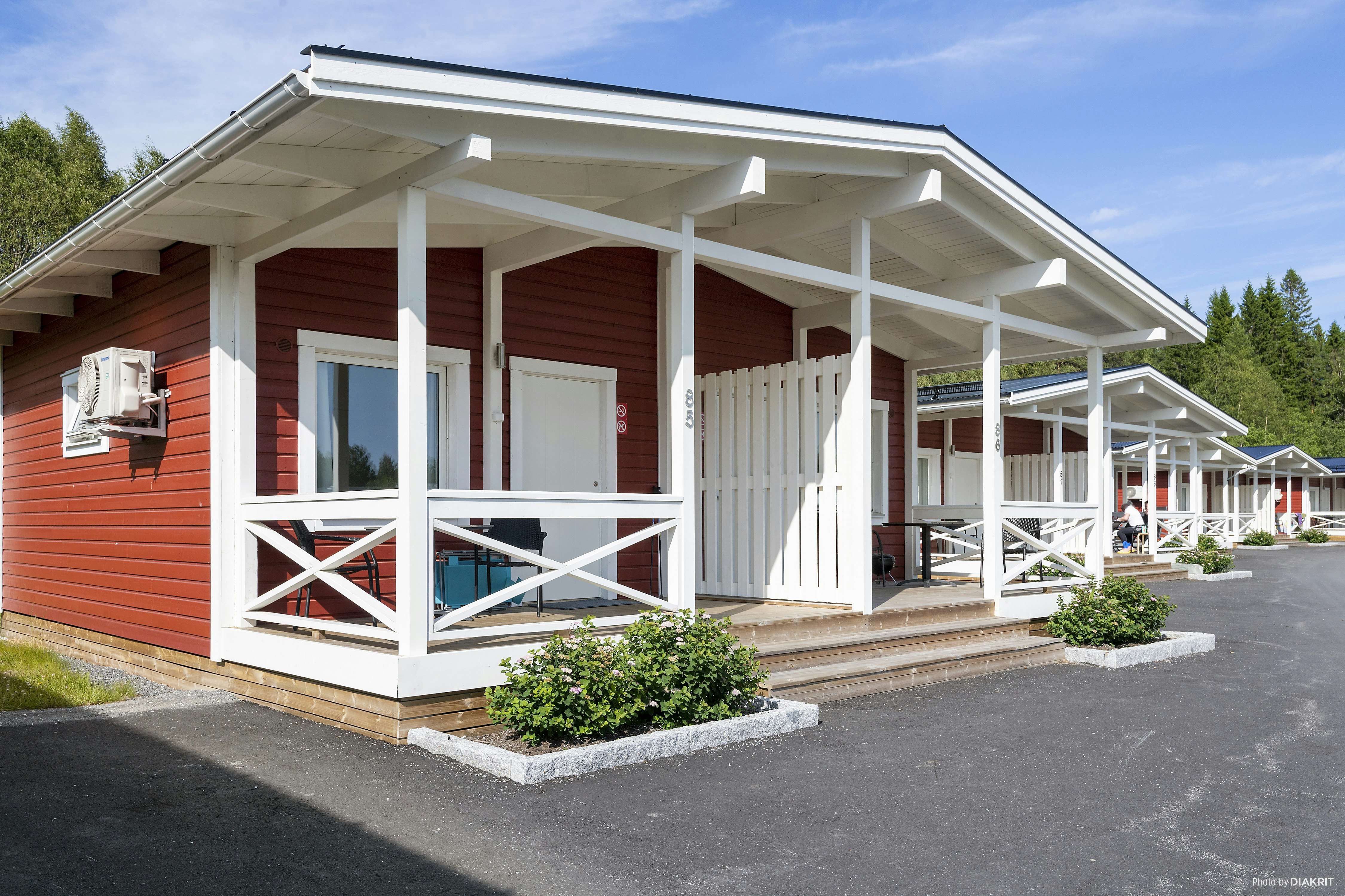 First Camp Nydala-Umeå - Blick auf ein Mobilheim mit Terrasse