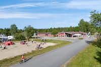 First Camp Umeå - Überblick auf das Gelände vom Campingplatz mit Spielplatz für Kinder