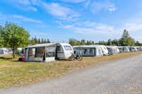 First Camp Umeå - Wohnwagenstellplatz und Zeltplatz auf grüner Wiese auf dem Campingplatz