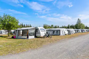 First Camp Umeå - Wohnwagenstellplatz und Zeltplatz auf grüner Wiese auf dem Campingplatz