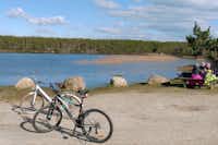Nissum Fjord Camping - Gäste auf Fahrradtour am See in der Umgebung