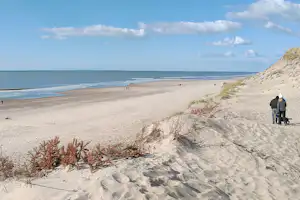 Nissum Fjord Camping - Gäste beim Spazieren am Strand in der Umgebung des Campingplatzes