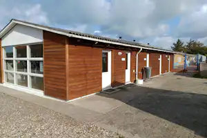 Nissum Fjord Camping - Gebäude mit Gemeinschaftsraum