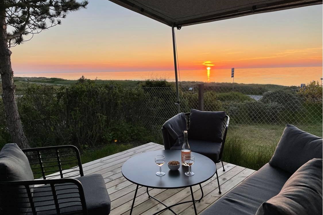 Fjellerup Strands Camping - Terrasse eines Glamping-Zelts