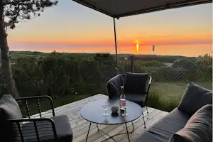 Fjellerup Strands Camping - Terrasse eines Glamping-Zelts