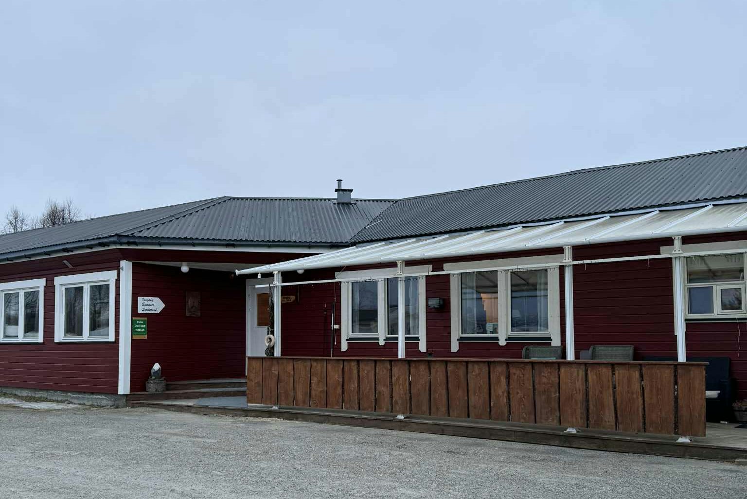 Fjordutsikten Motell & Camping AS - Blick auf das Servicegebäude auf dem Campingplatz