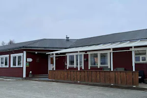 Fjordutsikten Motell & Camping AS - Blick auf das Servicegebäude auf dem Campingplatz