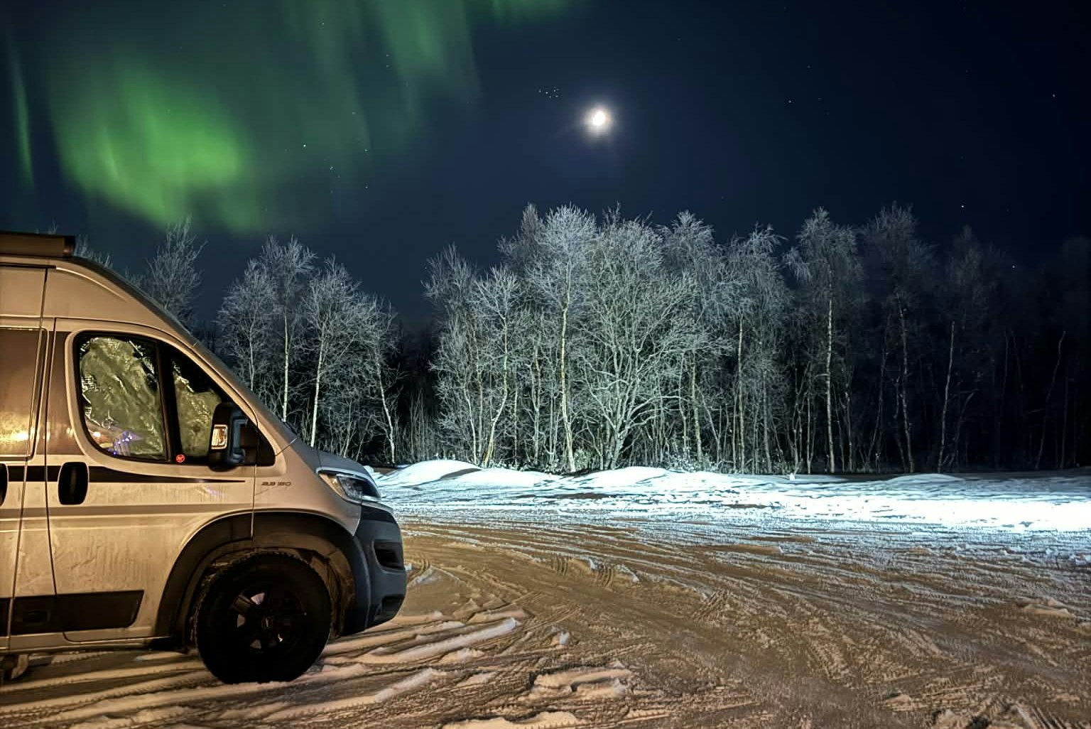Fjordutsikten Motell & Camping AS - Standplatz im Schnee mit Polarlichtern am Himmel
