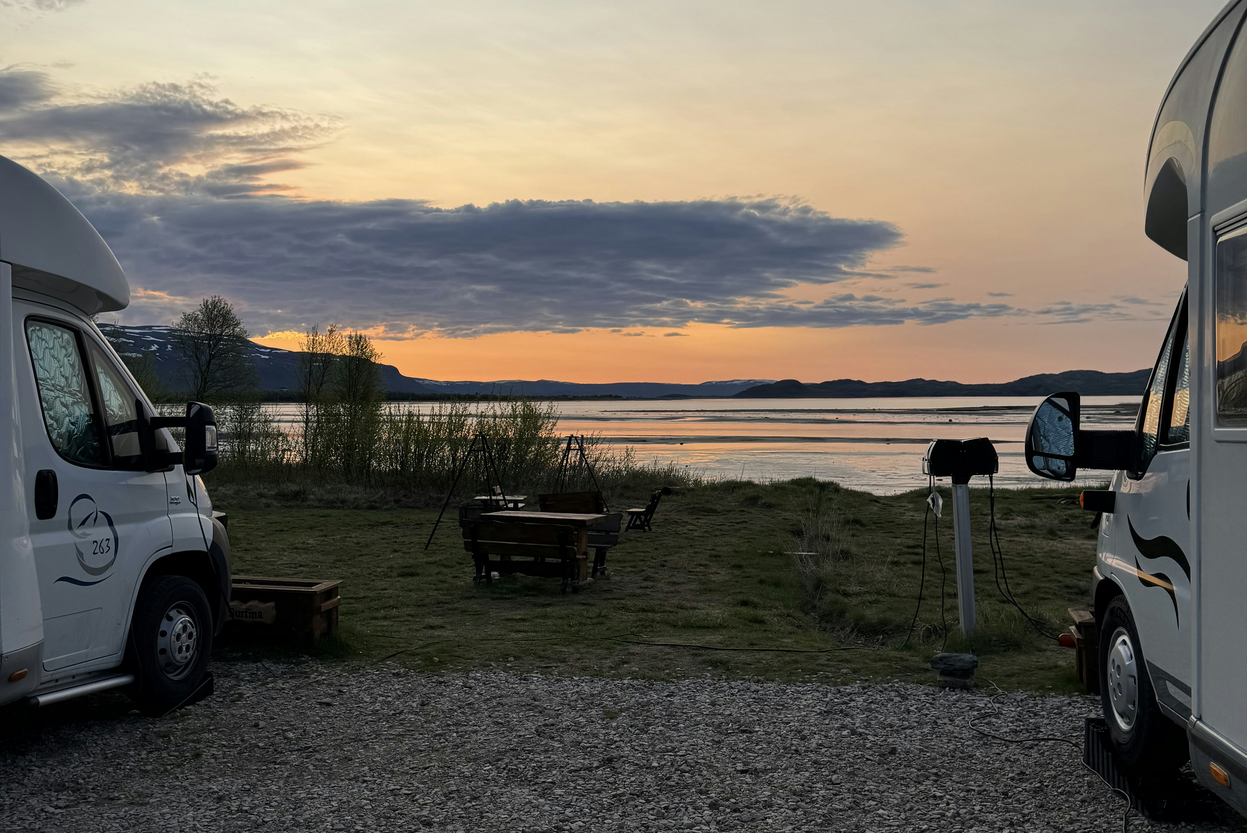 Fjordutsikten Motell & Camping AS - Wohnmobile auf Standplätzen mit Blick auf das Wasser