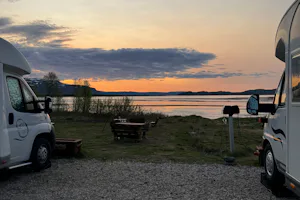 Fjordutsikten Motell & Camping AS - Wohnmobile auf Standplätzen mit Blick auf das Wasser