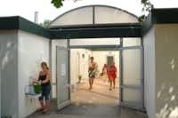 FKK Campingzeit am Rätzsee - Zugang zur öffentlichen Sanitäranlage auf dem Campingplatz