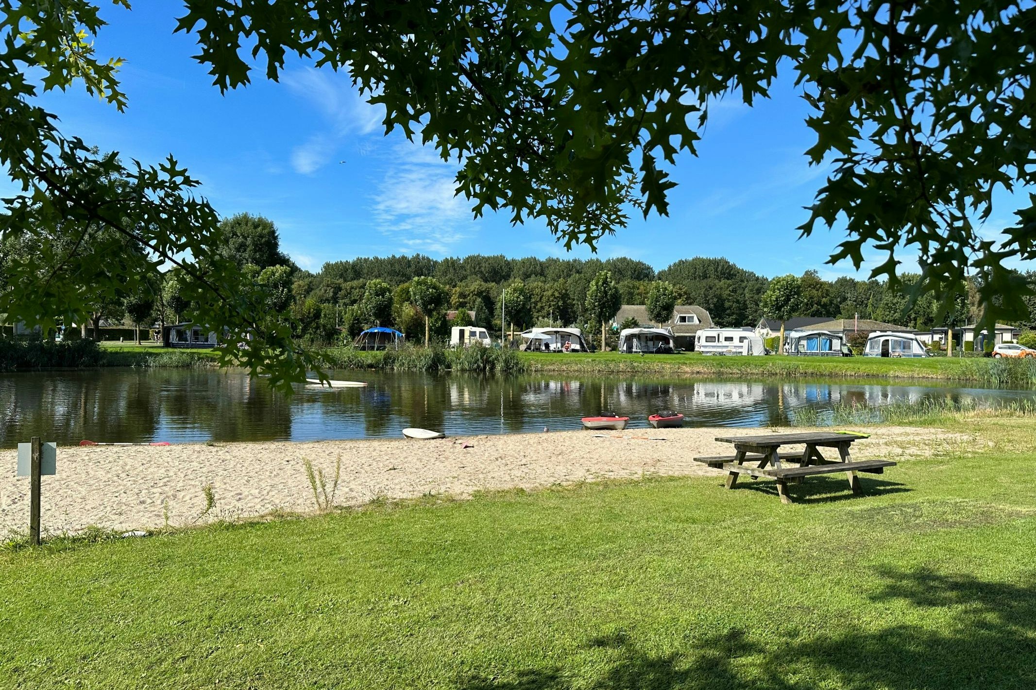 FKK Camping Flevo-Natuur - Blick auf den See mit Badestrand