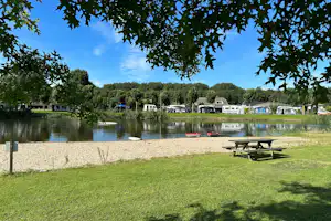 FKK Camping Flevo-Natuur - Blick auf den See mit Badestrand
