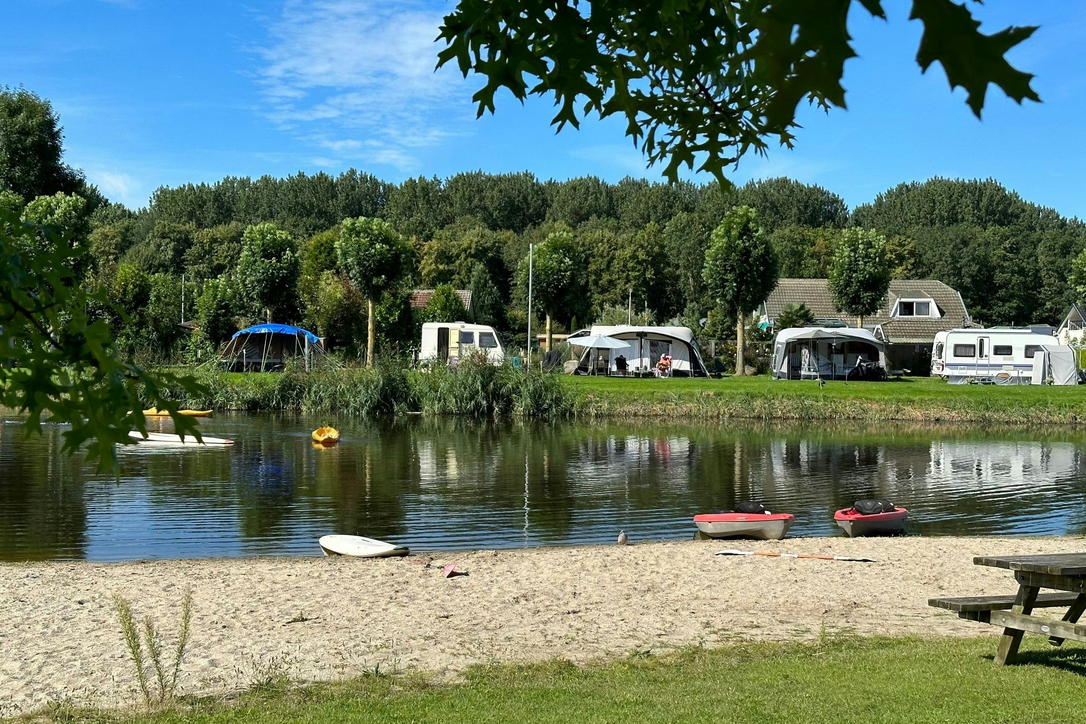 FKK Camping Flevo-Natuur - Blick auf die Standplätze am Wasser