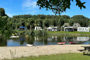 FKK Camping Flevo-Natuur - Blick auf die Standplätze am Wasser