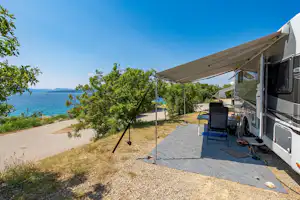 FKK-Camping Konobe - Wohnmobil- und Wohnwagenstellplätze mit Blick auf das Wasser