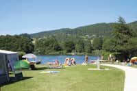FKK Camping Müllerhof -  Stell- und Zeltplätze vom Campingplatz mit Blick auf den See