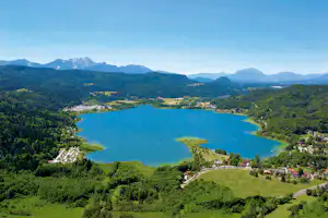 FKK Camping Müllerhof - Luftaufnahme vom Campingplatz, dem Keutschacher See und den Bergen