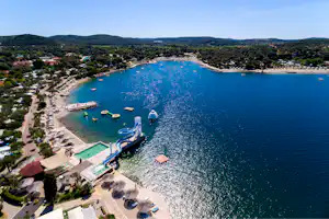 FKK-Camping Valalta - Campingplatz mit direktem Zugang zum Meer Pool und Wasserrutsche aus der Vogelperspektive