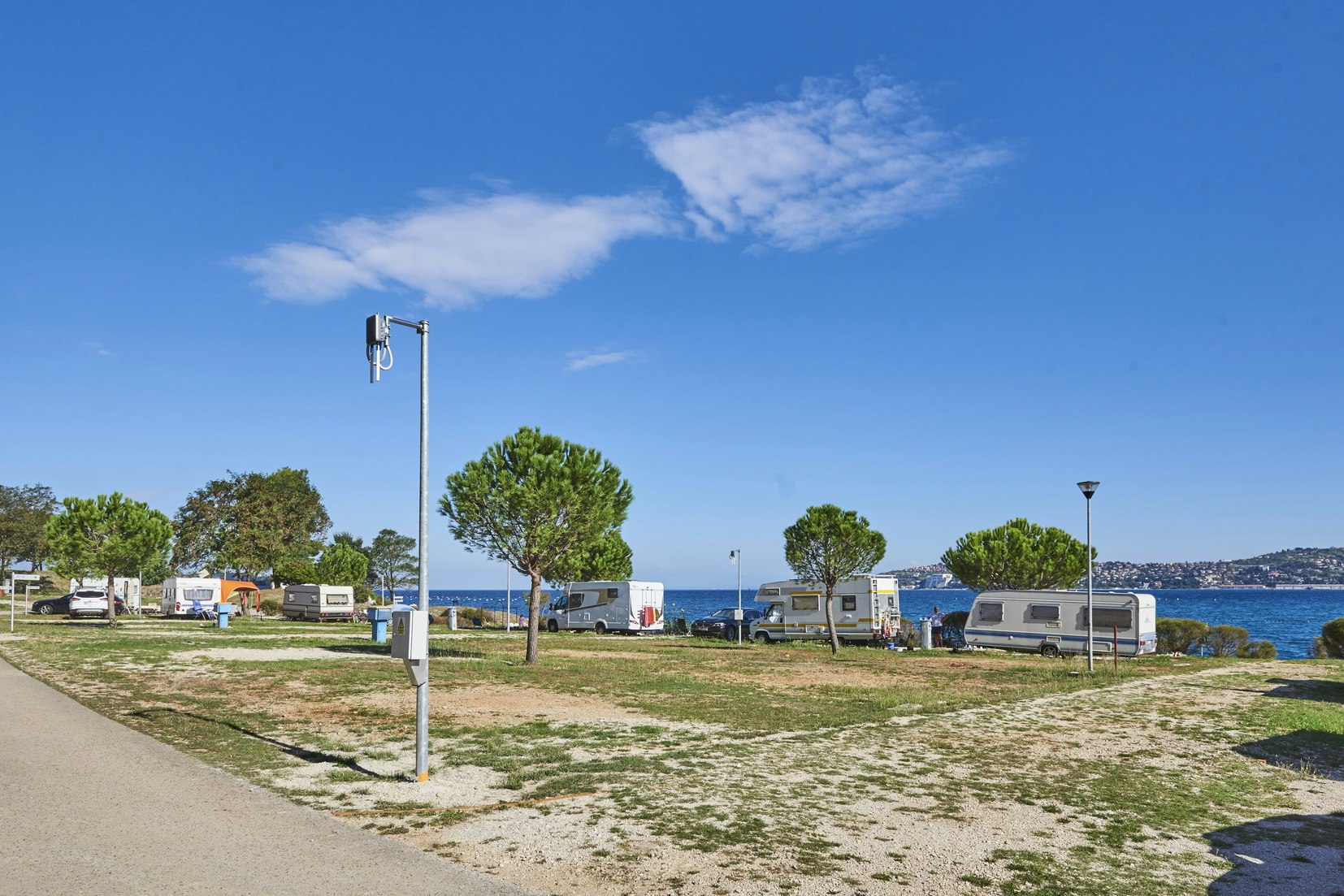 Camping Kanegra - Stellplatz für Wohnwagen auf dem Rasen mit dem Blick auf das Meer