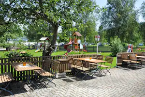 FKK-Groß-Camping Sabotnik - Spielplatz und Restaurant Terrasse auf dem Campingplatz