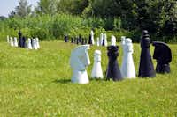 FKK-Groß-Camping Sabotnik - Schachspielen auf grüner Wiese auf dem Campingplatz