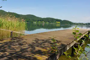 FKK-Groß-Camping Sabotnik - Steg am Keutschacher See auf dem Campingplatz