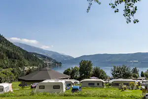 FKK & Textil Terrassencamping Pesenthein - Wohnwagenplatz auf dem Campingplatz mit Blick auf den Millstätter See