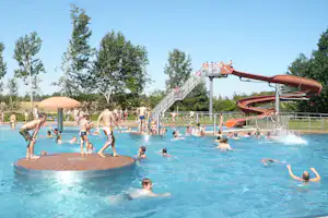 Flaeming Camping Oehna - Poolbereich mit Rutsche und badenden Campern
