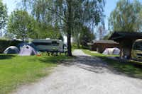 Flaeming Camping Oehna - Stellplätze und Blockhütten an einer Strasse