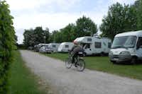 Flaeming Camping Oehna - Wohnwagen und Wohnmobile an einer Strasse auf dem Campingplatz