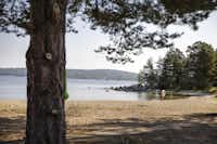 Nordic Camping Sundsvalls - Blick auf den Strand in der Nähe vom Campingplatz